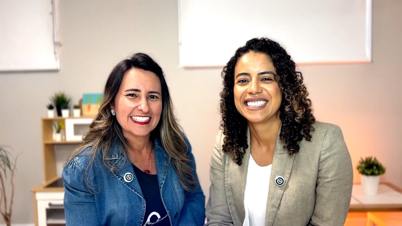Lisiane e Milene rindo juntas durante a gravação de uma aula